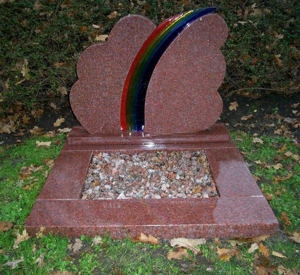 grafmonument met regenboog